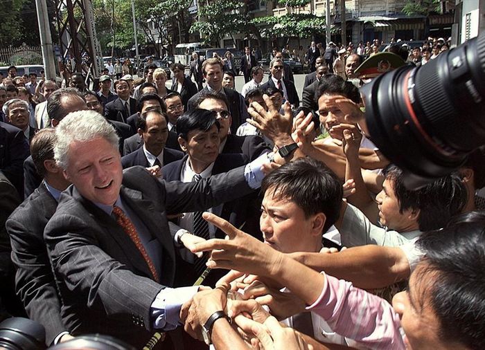 Người dân Việt Nam đón chào Tổng thống Mỹ Bill Clinton rất nồng nhiệt. Ảnh: Tư liệu