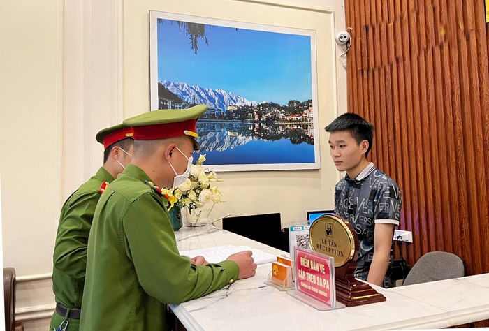 Công an thị xã Sa Pa tuyên truyền các cơ sở lưu trú nâng cao ý thức, trách nhiệm trong giữ gìn an ninh, trật tự, phòng, chống ma túy.