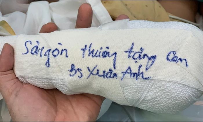  Bàn tay bé sau phẫu thuật. 