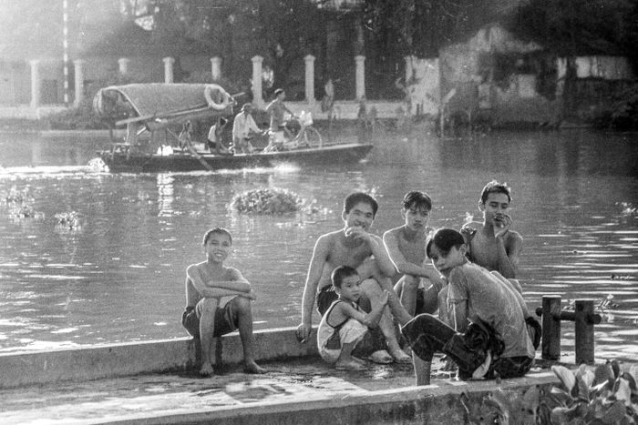 Các chú nhóc vừa tắm dưới sông Tam Bạc và ngồi trên một chiếc cầu tàu. Ảnh chụp năm 1997