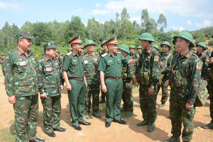 Lãnh đạo Cục Quân lực (Bộ Tổng Tham mưu) và Quân đoàn 2 động viên các quân nhân dự bị sau cuộc diễn tập.