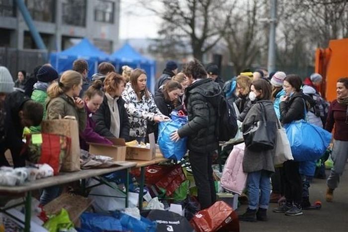 Phân phát đồ hỗ trợ cho người Ukraine sơ tán tránh chiến sự, tại Krakow (Ba Lan) ngày 26/2/2022. (Ảnh: PAP/TTXVN)
