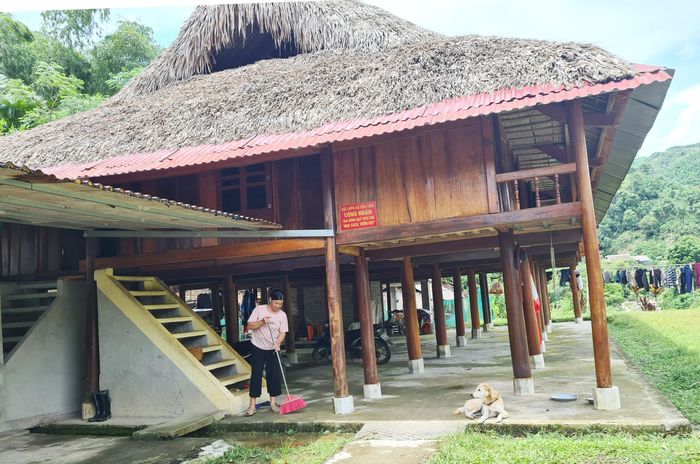 Người dân giữ vệ sinh nhà ở, góp phần bảo vệ môi trường sống.