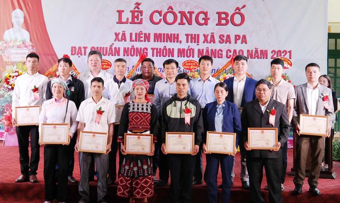 Khen thưởng các tổ chức, cá nhân có thành tích trong xây dựng nông thôn mới ở xã Liên Minh, thị xã Sa Pa.