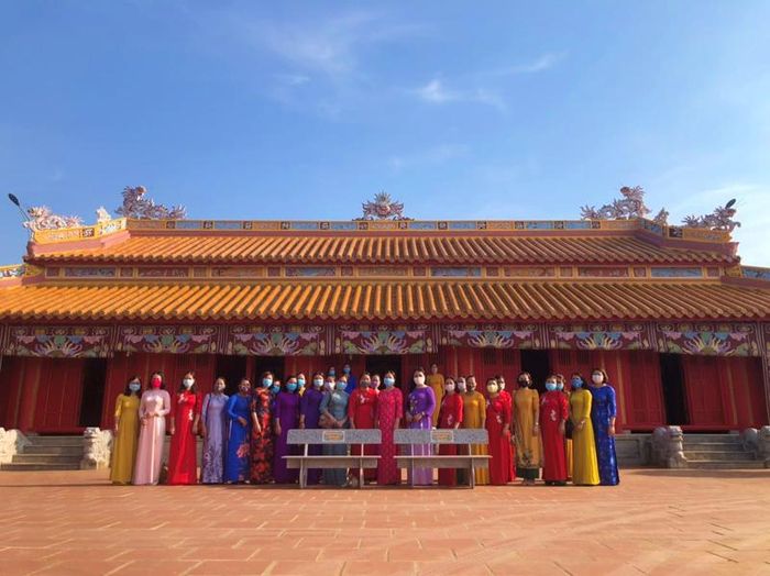  Cán bộ, hội viên Hội LHPN huyện Cam Lộ trao tặng ghế đá cho khuôn viên Đền thờ Vua Hàm Nghi và các tướng sĩ Cần Vương - Ảnh: T.L 