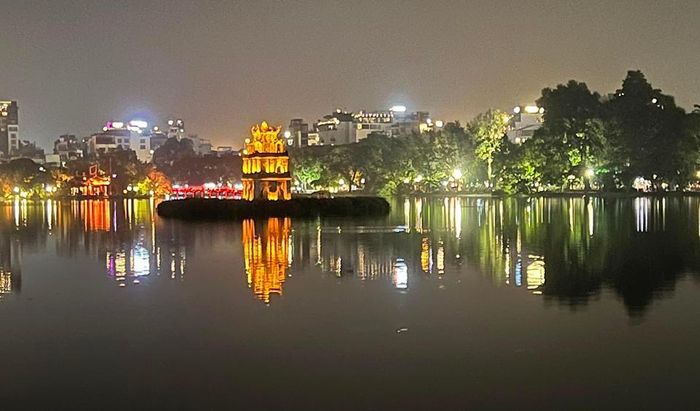 Hồ Gươm đêm thu.