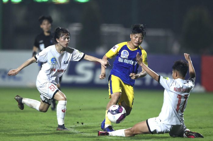 Thái Nguyên T&amp;T tạm vươn lên vị trí thứ 4 sau chiến thắng 3-0 trước Hà Nội 2 chiều 29/10. Ảnh: AN