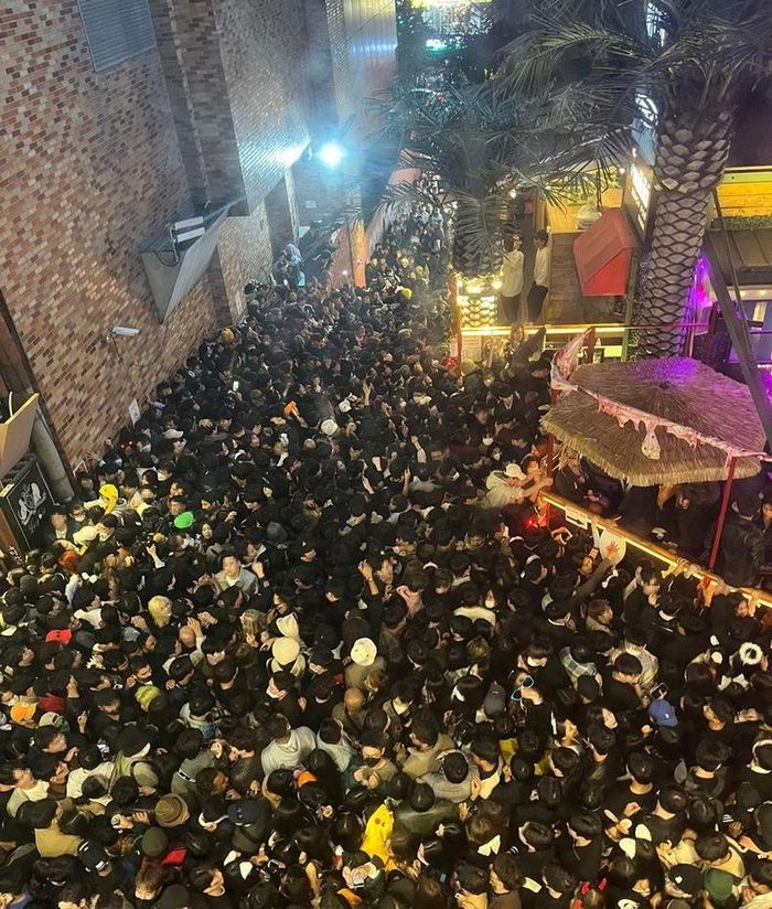 Con hẻm tại phường Itaewon chật cứng người trước khi xảy ra vụ giẫm đạp. (Ảnh: Yonhap)