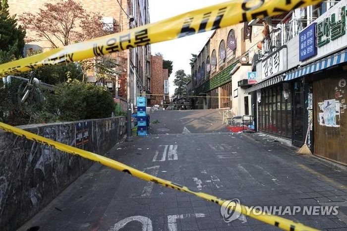 Một con hẻm ở Itaewon bị phong tỏa sau vụ giẫm đạp gây nhiều thương vong. (Ảnh: Yonhap)