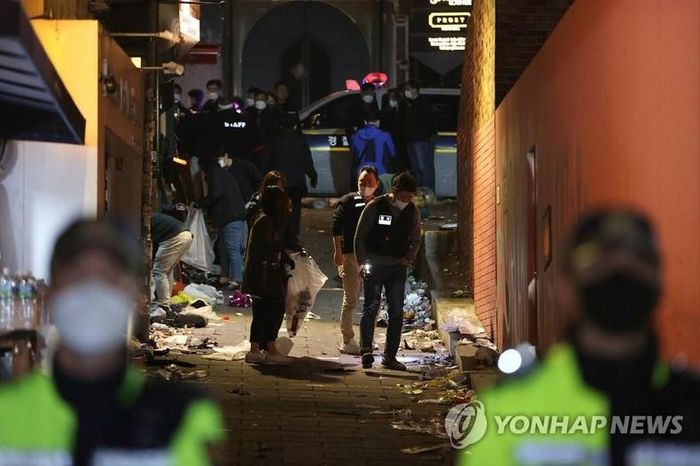 Các điều tra viên làm việc trong con hẻm tại phường Itaewon, ngày 30/10. (Ảnh: Yonhap)