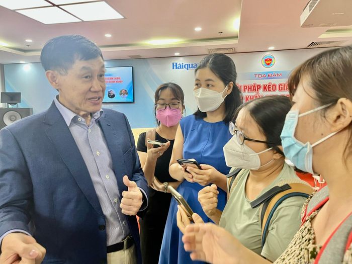 Ông Nguyễn Hạnh trao đổi với báo chí tại cuộc họp đầu tháng 4-2022 về kế hoạch phát triển IPP Air Cargo
