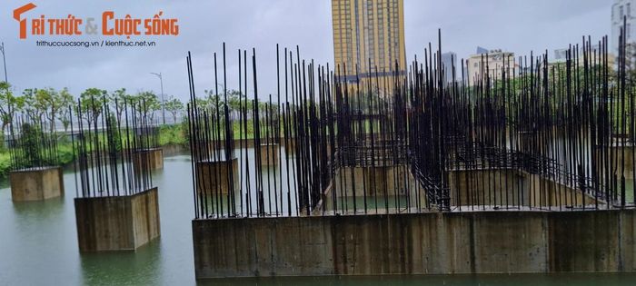 Những khối bê tông cốt thép đã gỉ sét.