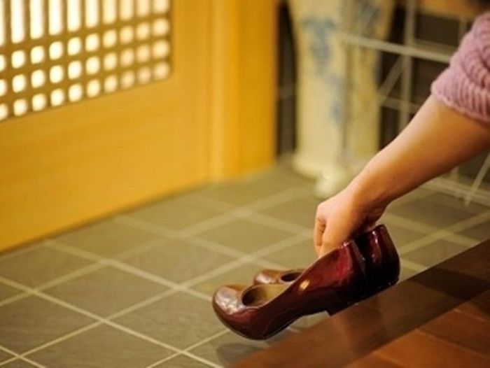 Bạn cũng không nên đi giày dép khi vào đền hay chùa ở Nhật Bản. Khi vào thăm nhà người dân, hãy nói: "O-jama shimasu" ("Xin lỗi vì đã làm phiền bạn") và mang theo một món quà nhỏ gọi là omiyage để tặng chủ nhà. Tuy nhiên bạn cũng không nên tặng quà có số lượng 4 và 9, không tặng những vật nhọn và không nên tặng giày dép, tất cho cấp trên.