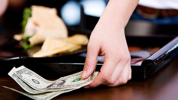 9. Trả tiền tip. Tiền tip ở Nhật Bản rất dễ tạo ra hiểu lầm. Nếu bạn để lại tiền tip sau khi sử dụng dịch vụ taxi, hay dùng bữa trong nhà hàng, hoặc khi được người khác chăm sóc, bạn cũng đừng ngạc nhiên nếu bị đuổi theo trả lại vì nghĩ rằng bạn quên lấy tiền thừa. Ở Nhật, đưa tiền tip đồng nghĩa với việc bạn không hề hài lòng với dịch vụ và muốn nói "hãy cố gắng trong những lần sau".