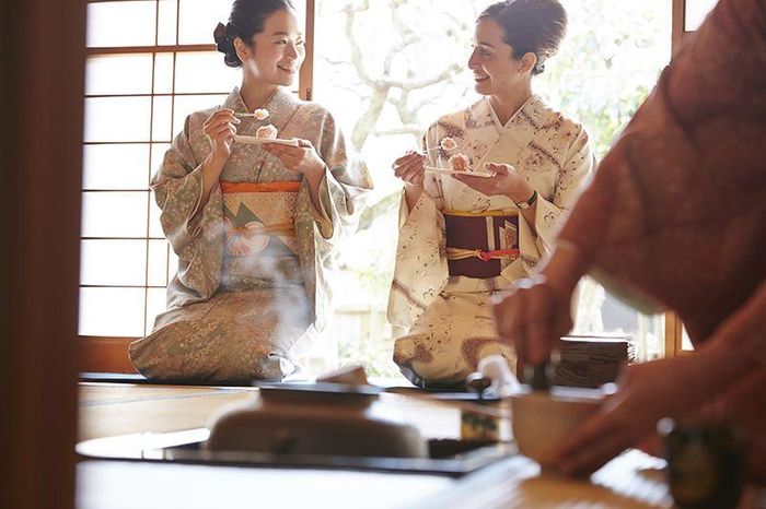 10. Ngồi bắt chéo chân. Ở Nhật, bạn không nên ngồi "bắt chéo chân" dù nó là một cử chỉ bình thường ở một số nước. Thay vào đó hãy ngồi theo kiểu "seiza" (ngồi quỳ trên đầu gối) là một cách ngồi truyền thống của Nhật.