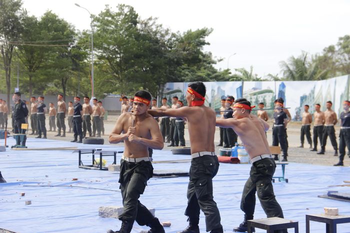 Nam cảnh sát biểu diễn tiết mục dùng cổ uốn cong thanh sắt.