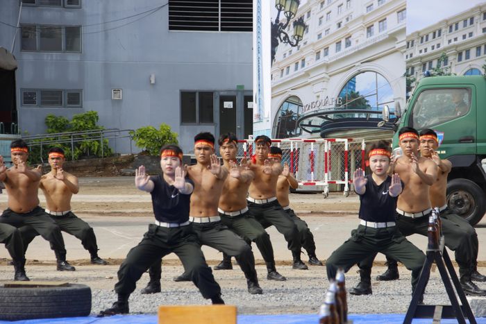 Lực lượng Cảnh sát biểu diễn võ thuật tại buổi diễn tập. 