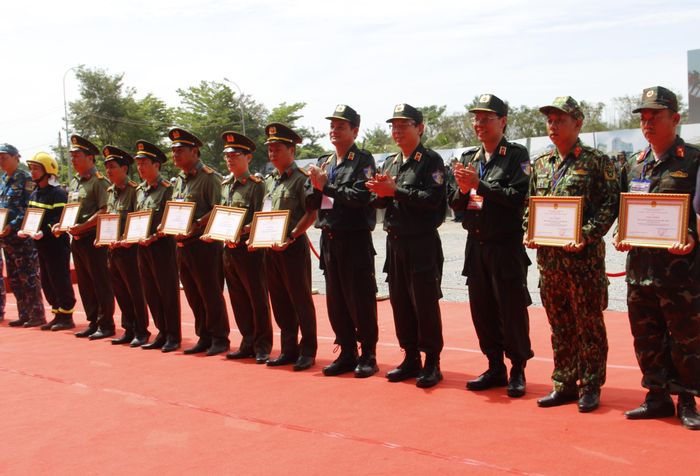Bộ Công an, UBND TPHCM và Công an TPHCM đã tặng bằng khen cho các lực lượng có thành tích xuất sắc trong đợt diễn tập.