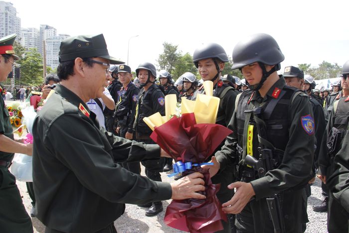 Bí thư Thành ủy TPHCM Nguyễn Văn Nên tặng hoa chúc mừng các lực lượng tham gia diễn tập.