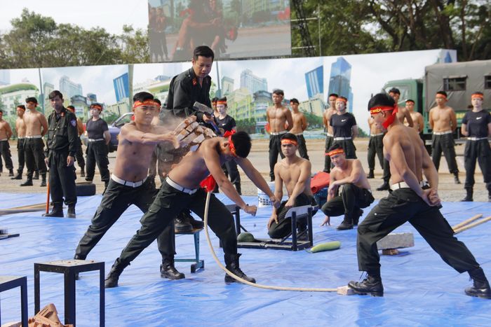 Những màn biểu diễn mãn nhãn của lực lượng Cảnh sát đặc nhiệm Công an TPHCM.