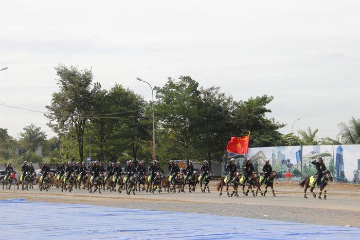 Lực lượng kỵ binh của Công an TPHCM ra mắt tại buổi diễn tập. 