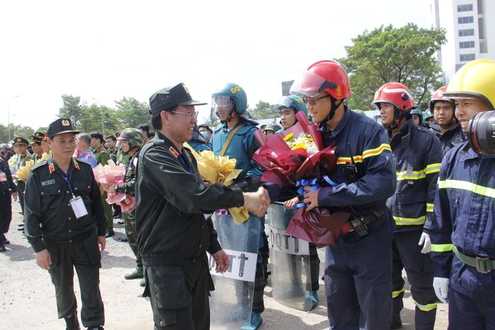 Ông Phan Văn Mãi, Chủ tịch UBND TPHCM động viên lực lượng tham gia diễn tập.