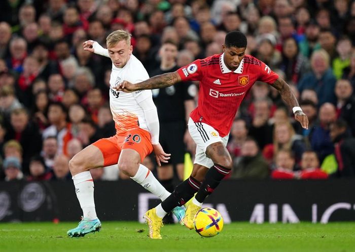 Rashford thi đấu năng nổ bên cánh trái