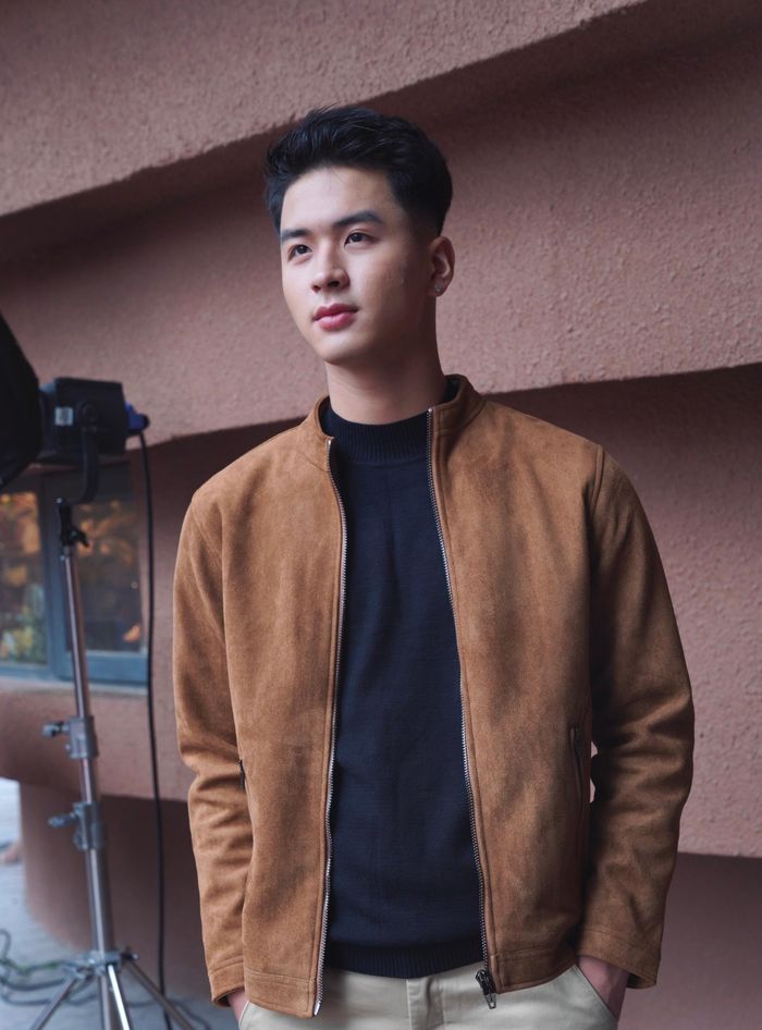 Anh chàng có vẻ đẹp"soái ca" với mũi cao vút, môi trái tim tự nhiên quyến rũ, thừa tiêu chuẩn "nam thần" trong lòng các cô gái.
