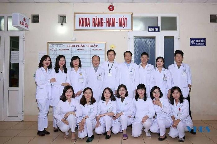 Tập thể y, bác sỹ Khoa Răng hàm mặt, Bệnh viện Nhi Thanh Hóa.
