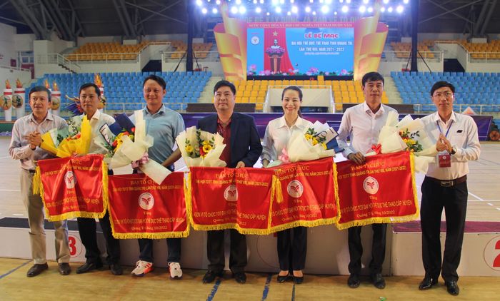 Trao Cờ cho các đơn vị cấp huyện tổ chức tốt đại hội TDTT cấp cơ sở - Ảnh: MĐ