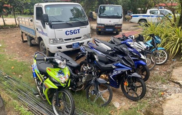 Những chiếc xe độ chế của nhóm thanh niên bị Công an Ham Tân tạm giữ.