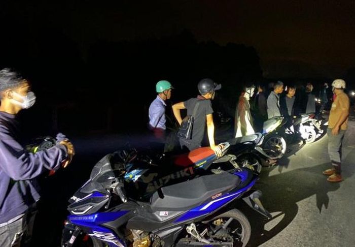 Các đối tương tụ tập so kè, giao lưu xe độ chế bị Công an bắt giữ.