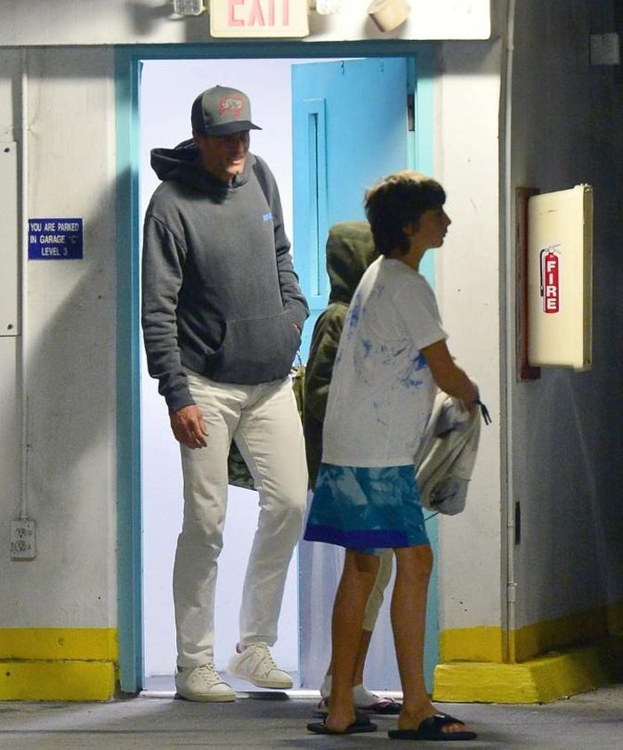  Tom Brady dẫn con tới rạp phim. Ảnh: TheImageDirect. 