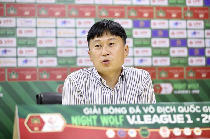 HLV Chun Jae Ho cho biết không thể so sánh Văn Quyết với Quang Hải vì hai cầu thủ đá ở hai vị trí hoàn toàn khác nhau. Ảnh: Ngọc Anh