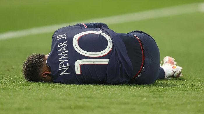 Ăn vạ kiểu Neymar cũng là một cách câu giờ khá hiệu quả, dù thực ra rất thô thiển