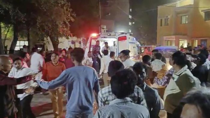 Các nạn nhân của vụ sập cầu được đưa tới bệnh viện ở quận Morbi, bang Gujarat, Ấn Độ ngày 30/10. Ảnh: AP