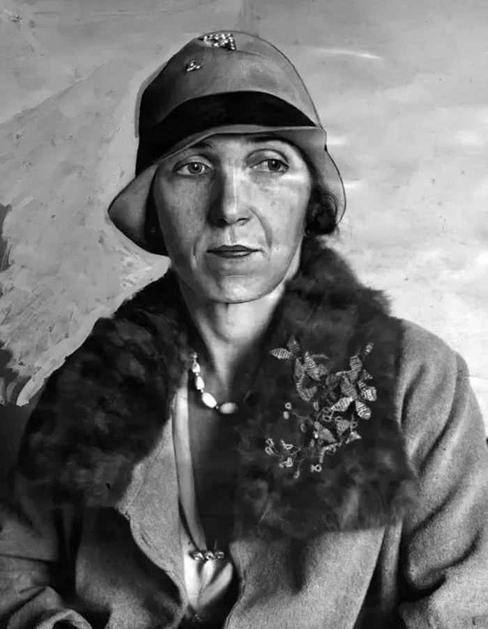 Bà Christine Collins.