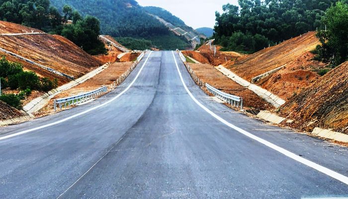 Tuyến cao tốc Cam Lộ - La Sơn qua địa bàn huyện Phú Lộc, tỉnh TT-Huế. Ảnh: N.V