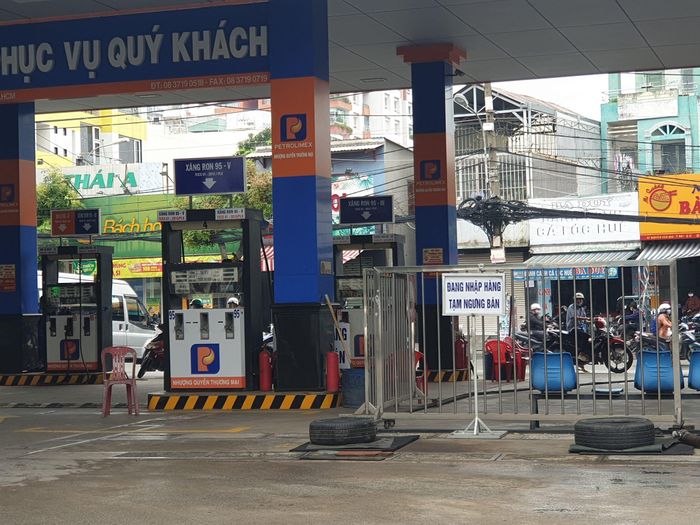 Một cây xăng ở Tân Bình treo biển hết hàng.
