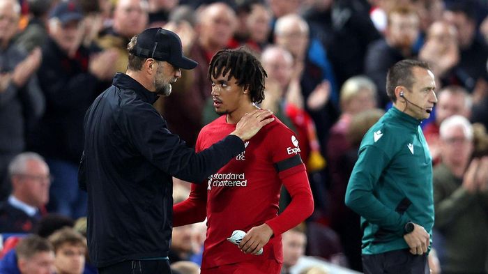 Juergen Klopp (trái) nên quay trở lại đội hình 4-3-3 quen thuộc