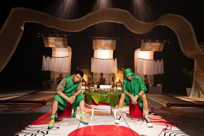 Karik (trái) trong MV “Có chơi có chịu”