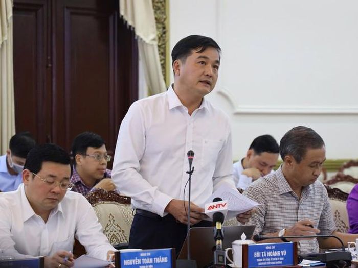 Ông Bùi Tá Hoàng Vũ, Giám đốc Sở Công Thương TP.HCM tại cuộc họp về tình hình kinh tế - xã hội TP.HCM ngày 01/11/2022 - Ảnh: TT.