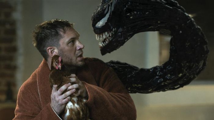 Tom Hardy trong vai Eddie Brock và ký sinh Venom