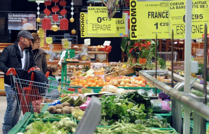 Người tiêu dùng chọn mua hàng hóa tại siêu thị ở Saint-Sebastien-sur-Loire, miền Tây Pháp. Ảnh: AFP/TTXVN
