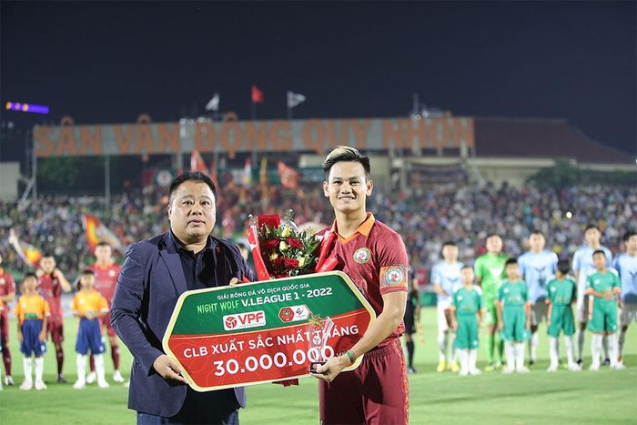 Tấn Tài vắng mặt vì án treo giò