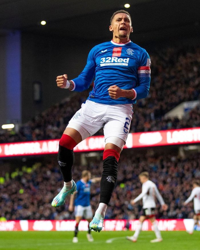 Đội trưởng James Tavernier của Rangers ghi bàn danh dự cho đội nhà 