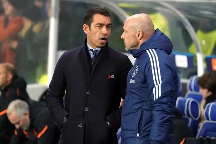 HLV Van Bronckhorst (Rangers) trong cuộc trò chuyện với huấn luyện viên trưởng Alfred Schreuder (Ajax)