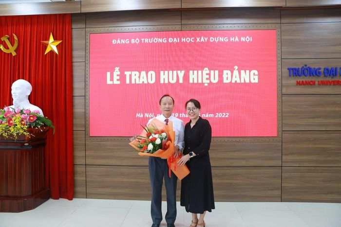 PGS.TS Nguyễn Như Quý tại lễ trao tặng Huy hiệu 30 năm tuổi đảng. Ảnh: NVCC