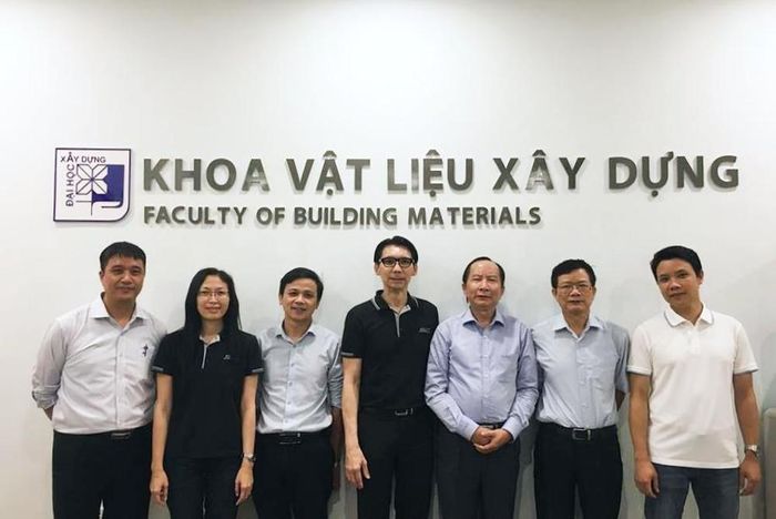 PGS.TS Nguyễn Như Quý (thứ 3, phải sang) cùng các đồng nghiệp tại Khoa Vật liệu xây dựng, Đại học Xây dựng Hà Nội. Ảnh: NVCC