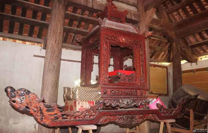 Tại đền còn lưu giữ được nhiều hiện vật cổ quý hiếm như: gia phả, câu đối gỗ, đại tự, bảng biển, bát bửu, kiệu long đình... Năm 2003 UBND tỉnh Nghệ An đã xếp hạng Di tích lịch sử cấp tỉnh cho di tích Đền và mộ Lê Đức Tuy. Tháng 12/2017, ngôi đền này được Bộ Văn hóa Thể thao và Du lịch đã nâng hạng Di tích lịch sử Quốc gia. Ảnh: Huy Thư